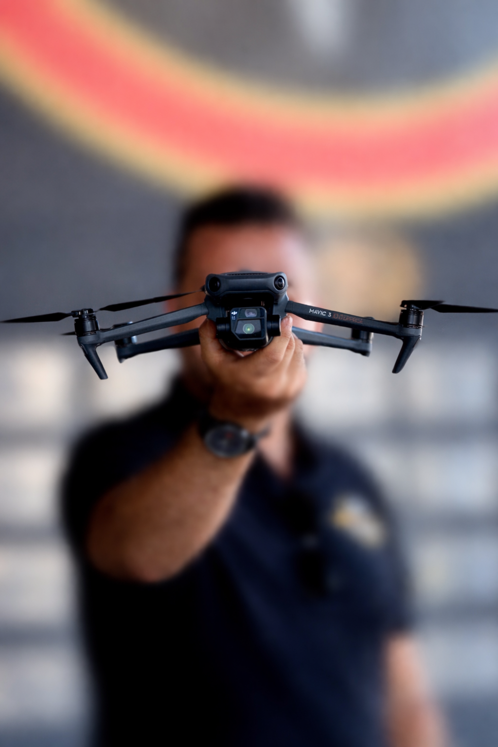 Instrutor da Elite Drone apresentando um drone profissional